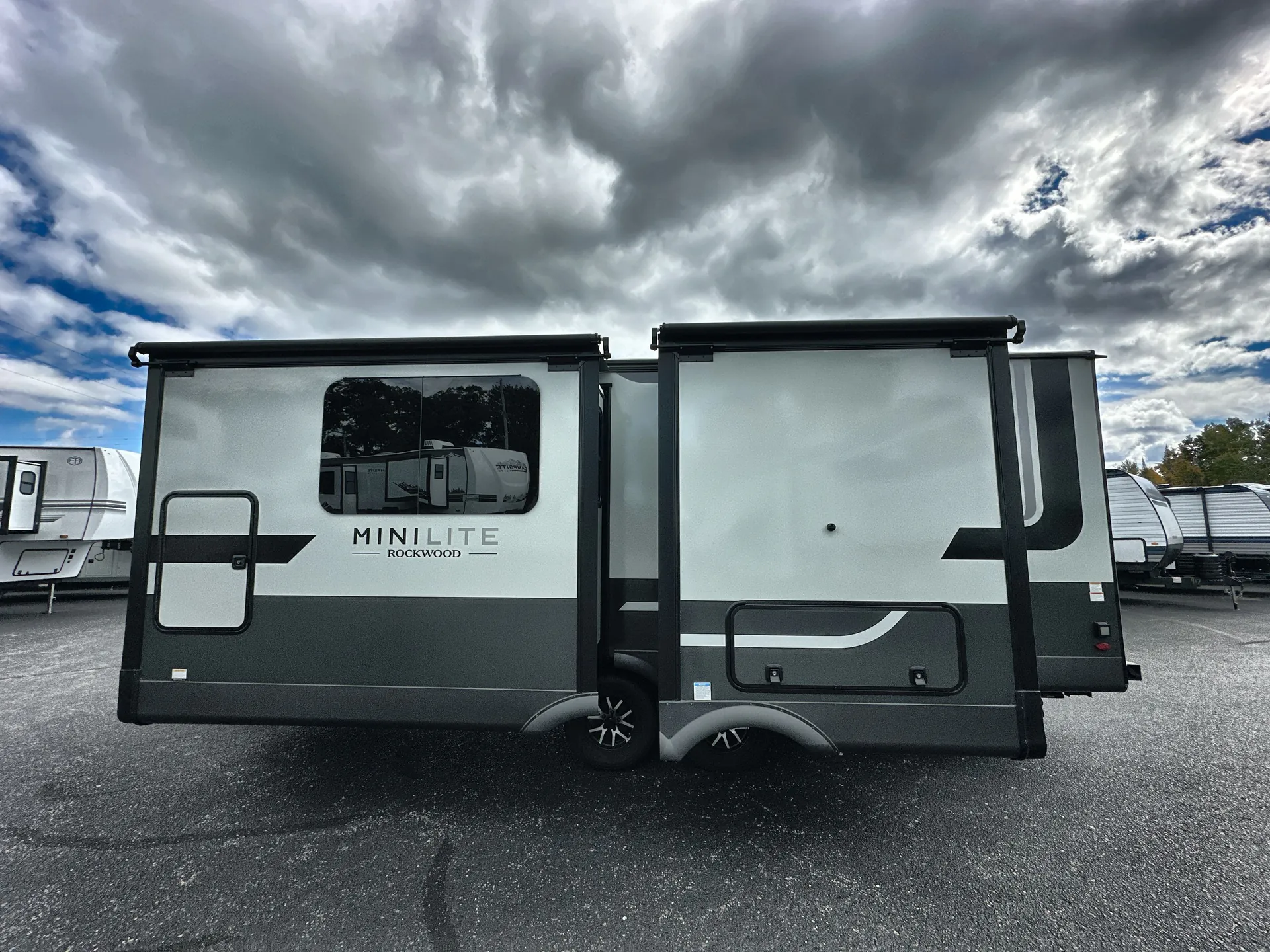 2027 Forest River Rockwood Mini Lite 2523MBR — off campside