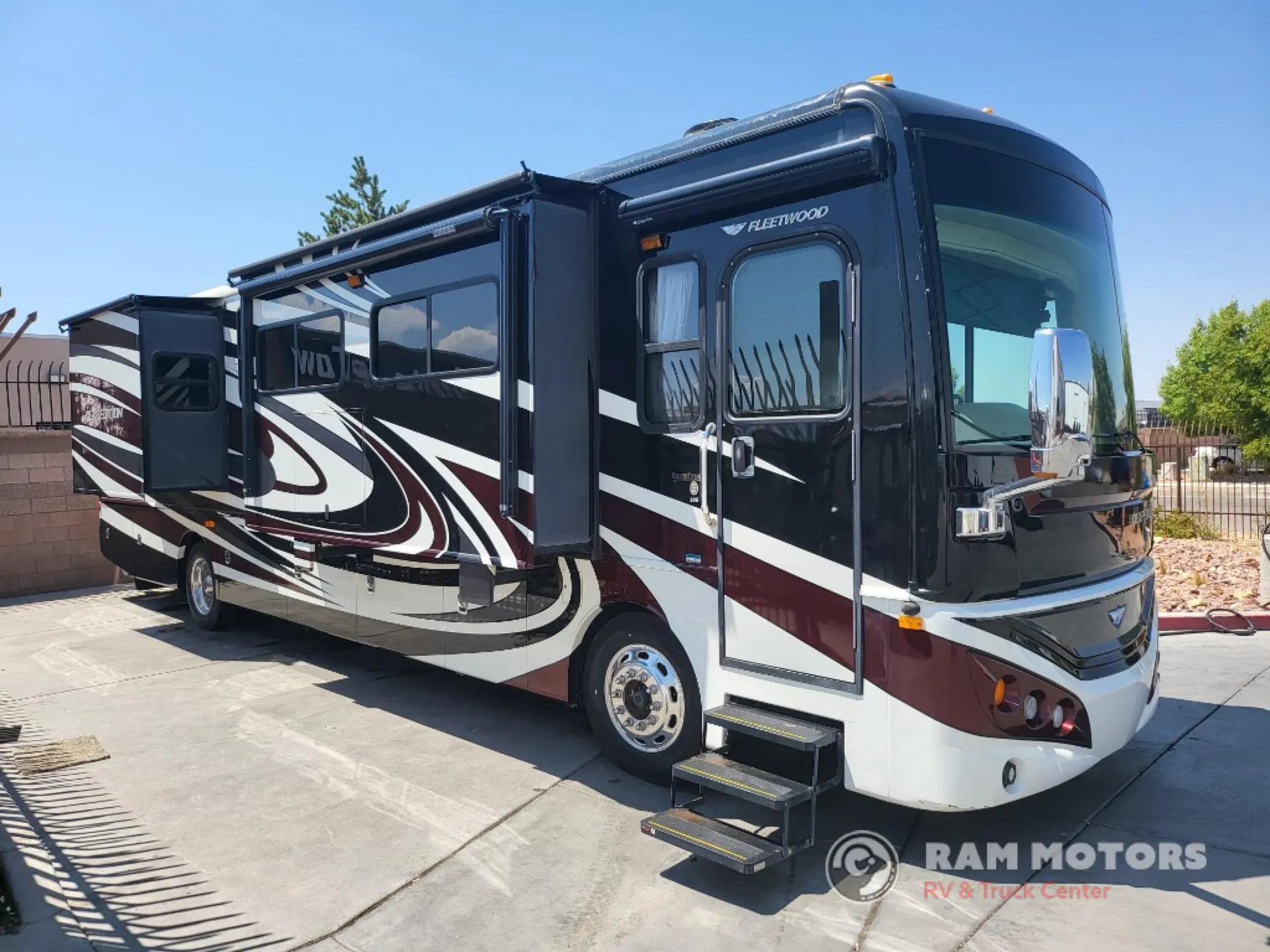 2013 Fleetwood Expedition 38S - Photo 2