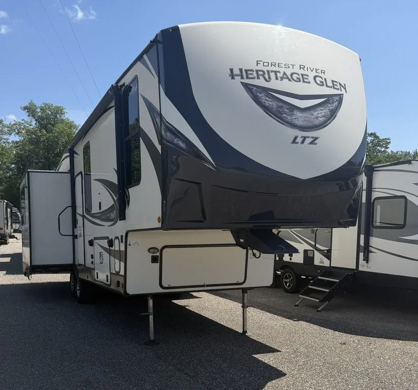 2023 Forest River Cherokee Arctic Wolf 321BH - Photo 4