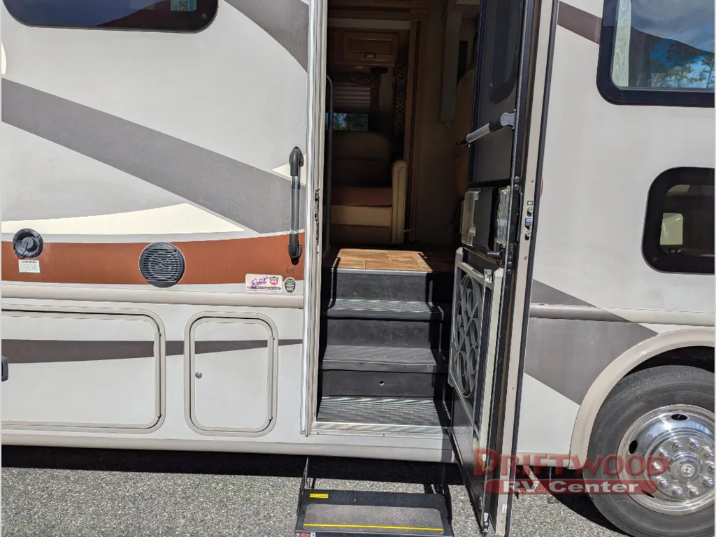 2016 Thor Motor Coach Hurricane 31S, Photos photo 15