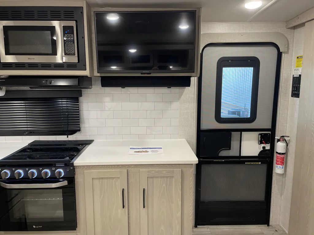 2022 Forest River Rockwood Ultra Lite 2911BS, Photos photo 14