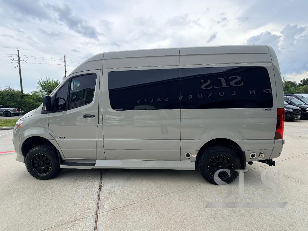 2025 Midwest Automotive Designs Luxe Cruiser D4, Photos photo 9
