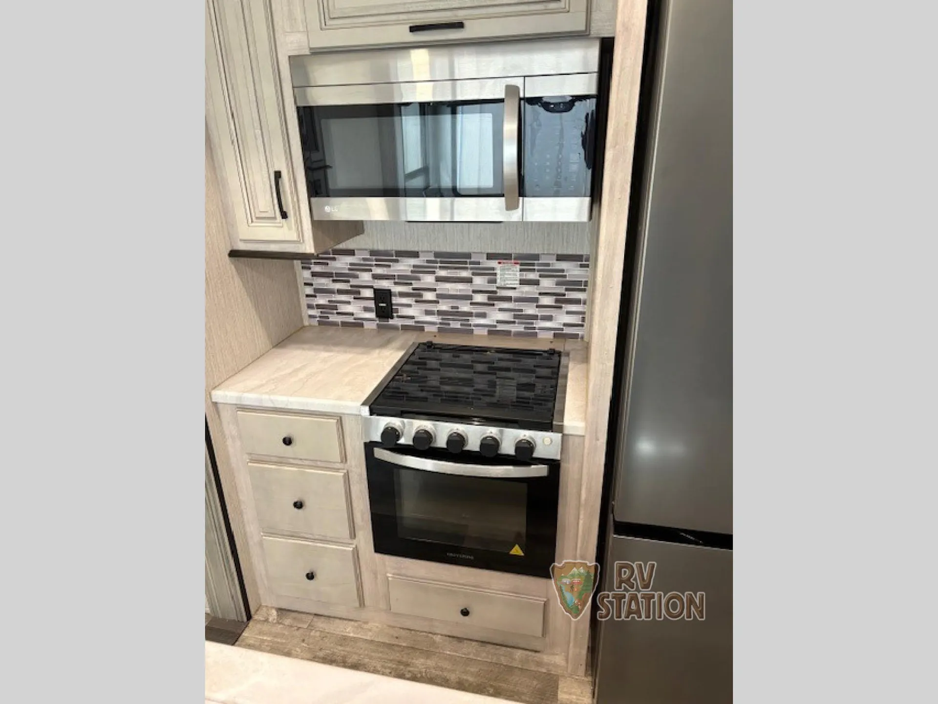 2023 Forest River Sandpiper 3990FL — Photo 5