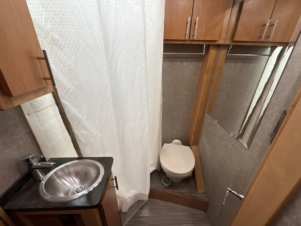 2017 Tiffin Wayfarer 24 QW, Photos photo 15