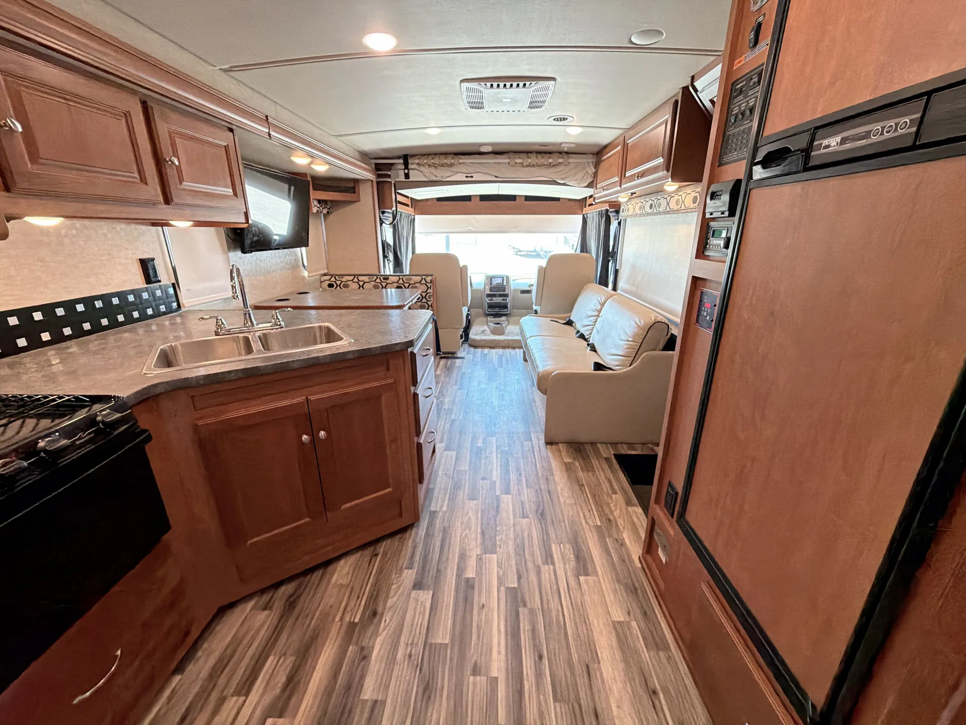 2017 Winnebago Vista 31B — living area main