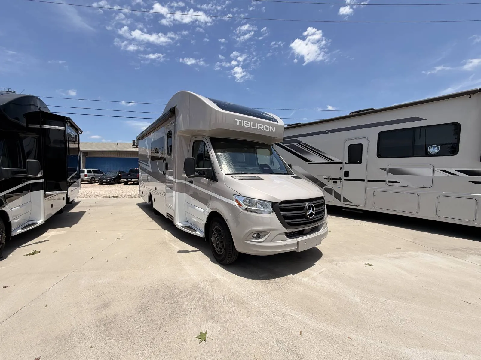 2026 Thor Motor Coach Tiburon 24FB - Photo 2