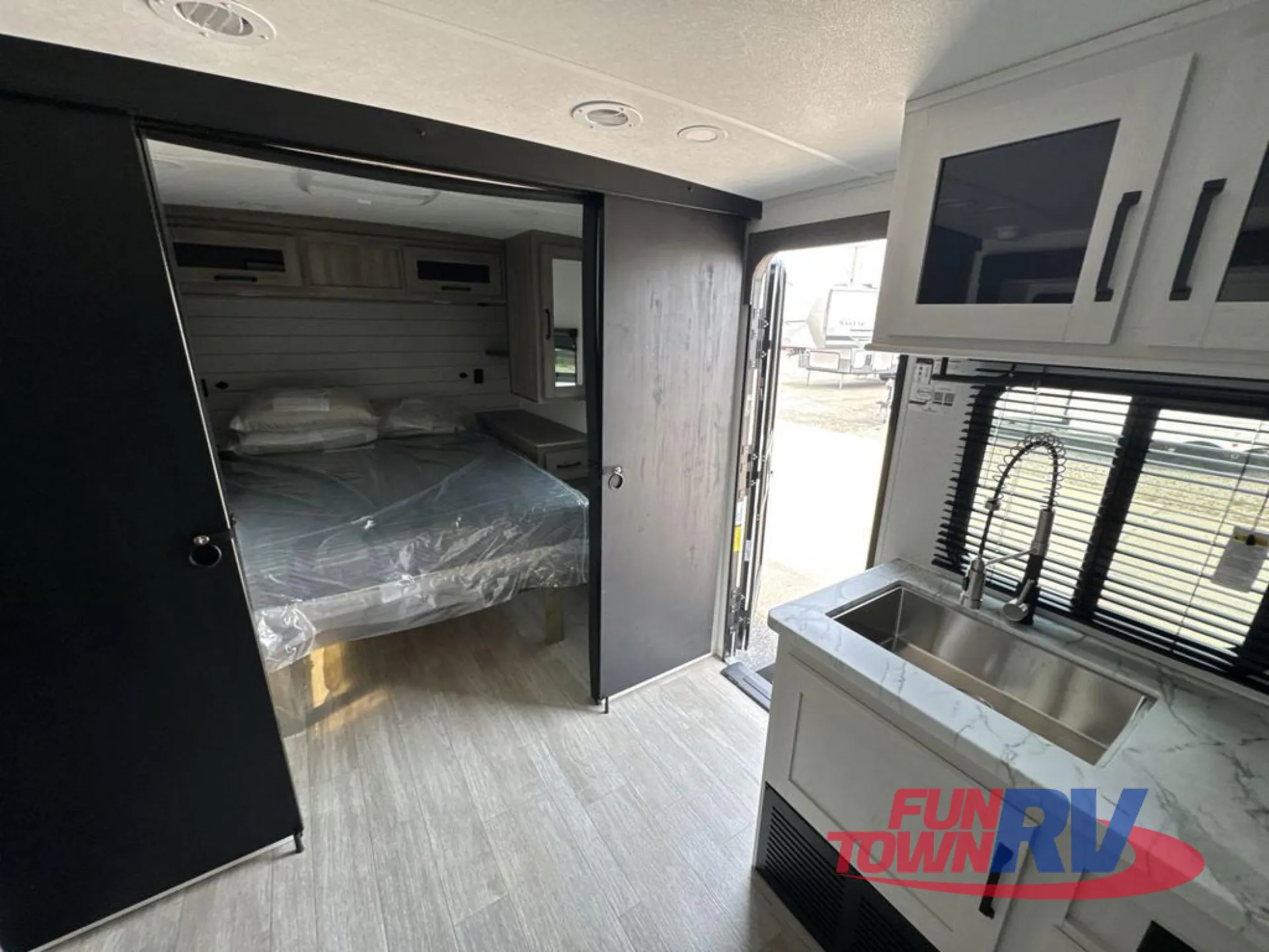 2027 Forest River Solaire 2420RBS - Photo 4