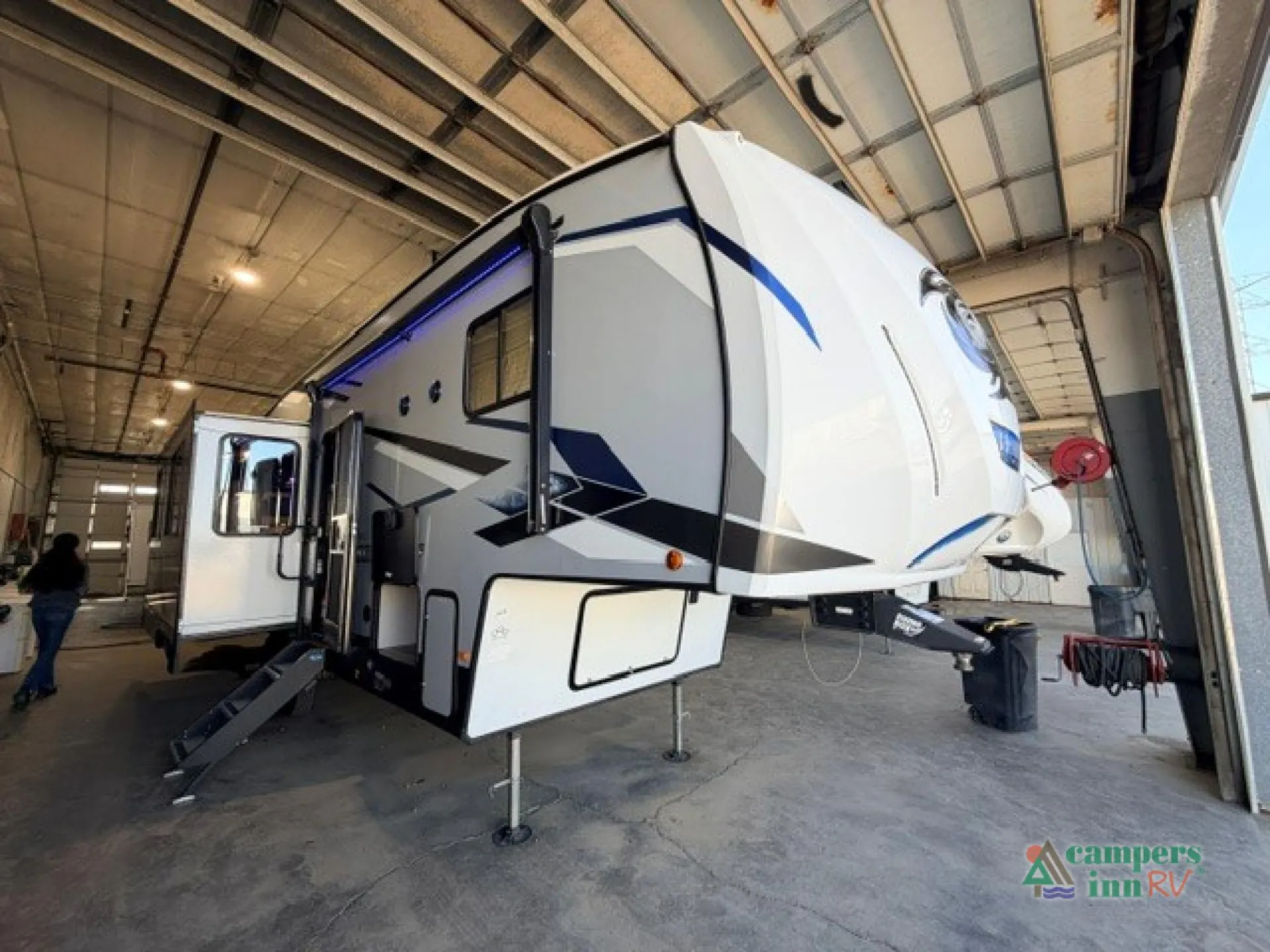 2023 Forest River Cherokee Arctic Wolf 291RL — Photo 6