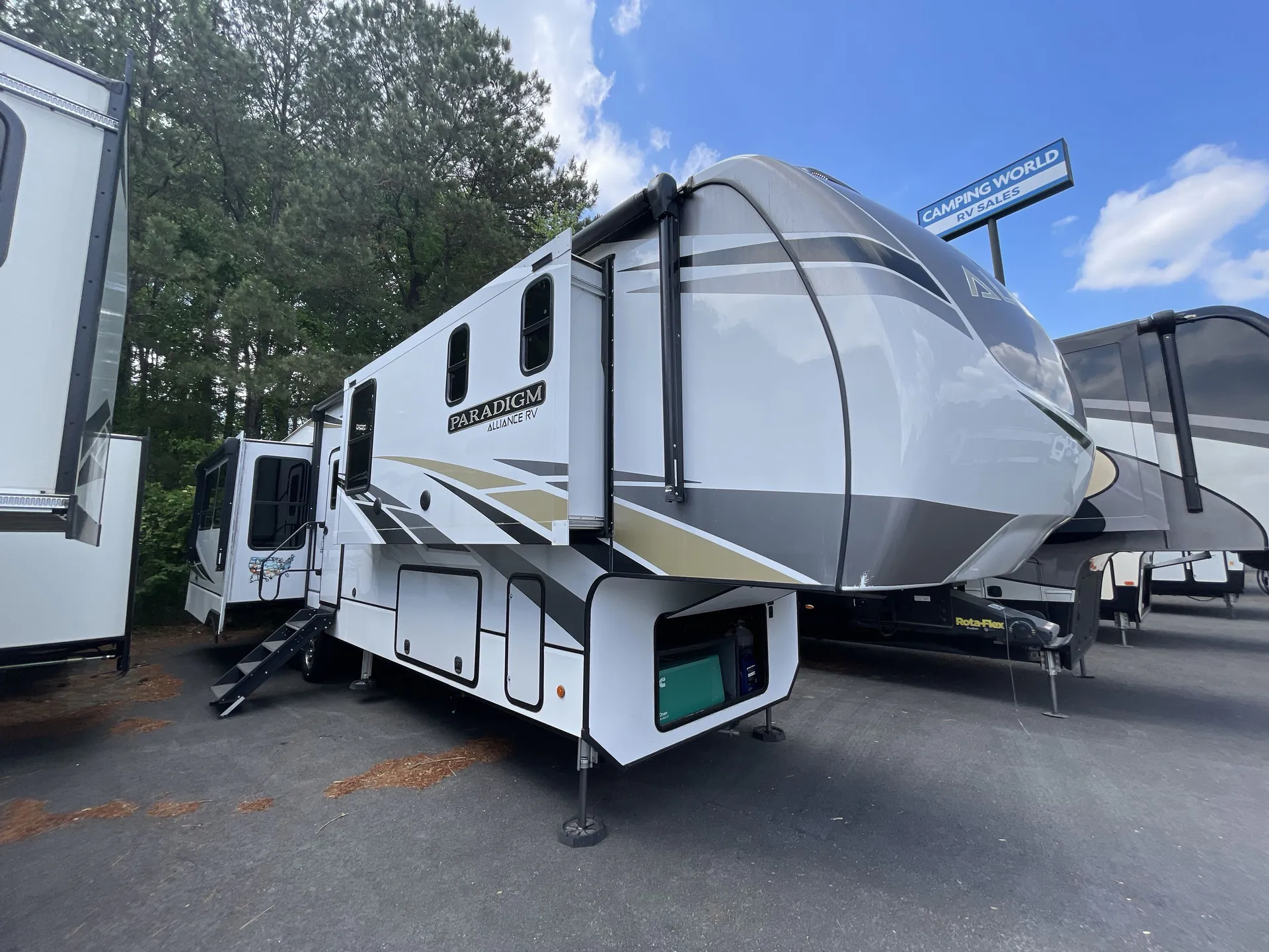2021 Alliance RV Paradigm 370FB - Photo 2