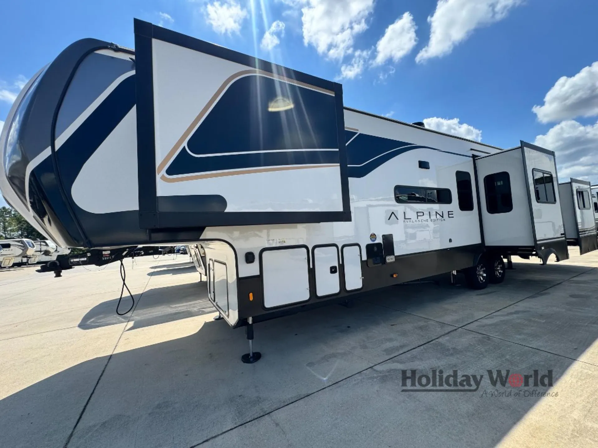 2025 Keystone Avalanche 380LT - Photo 4