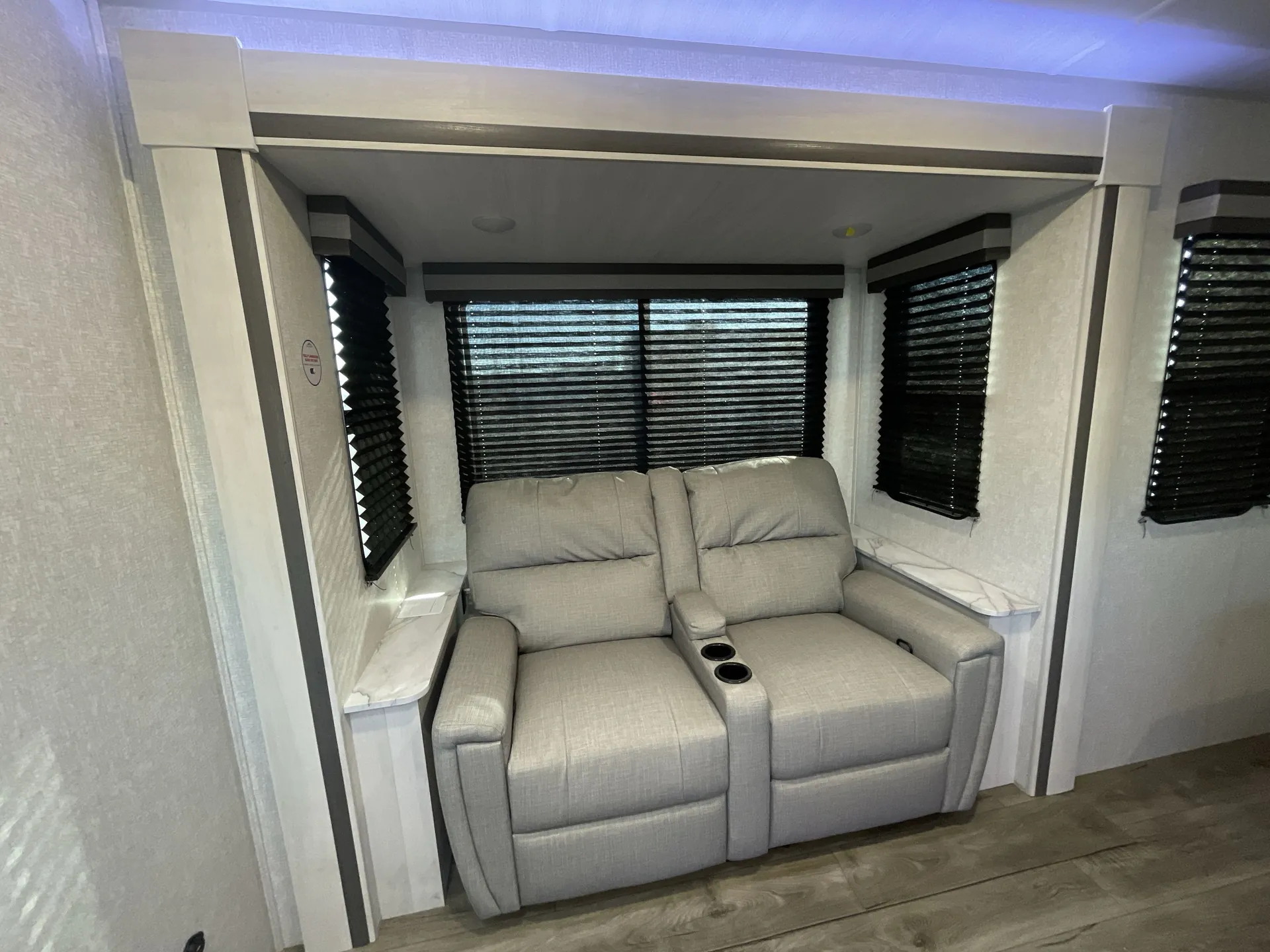 2025 East to West Longitude 185RB — living area main