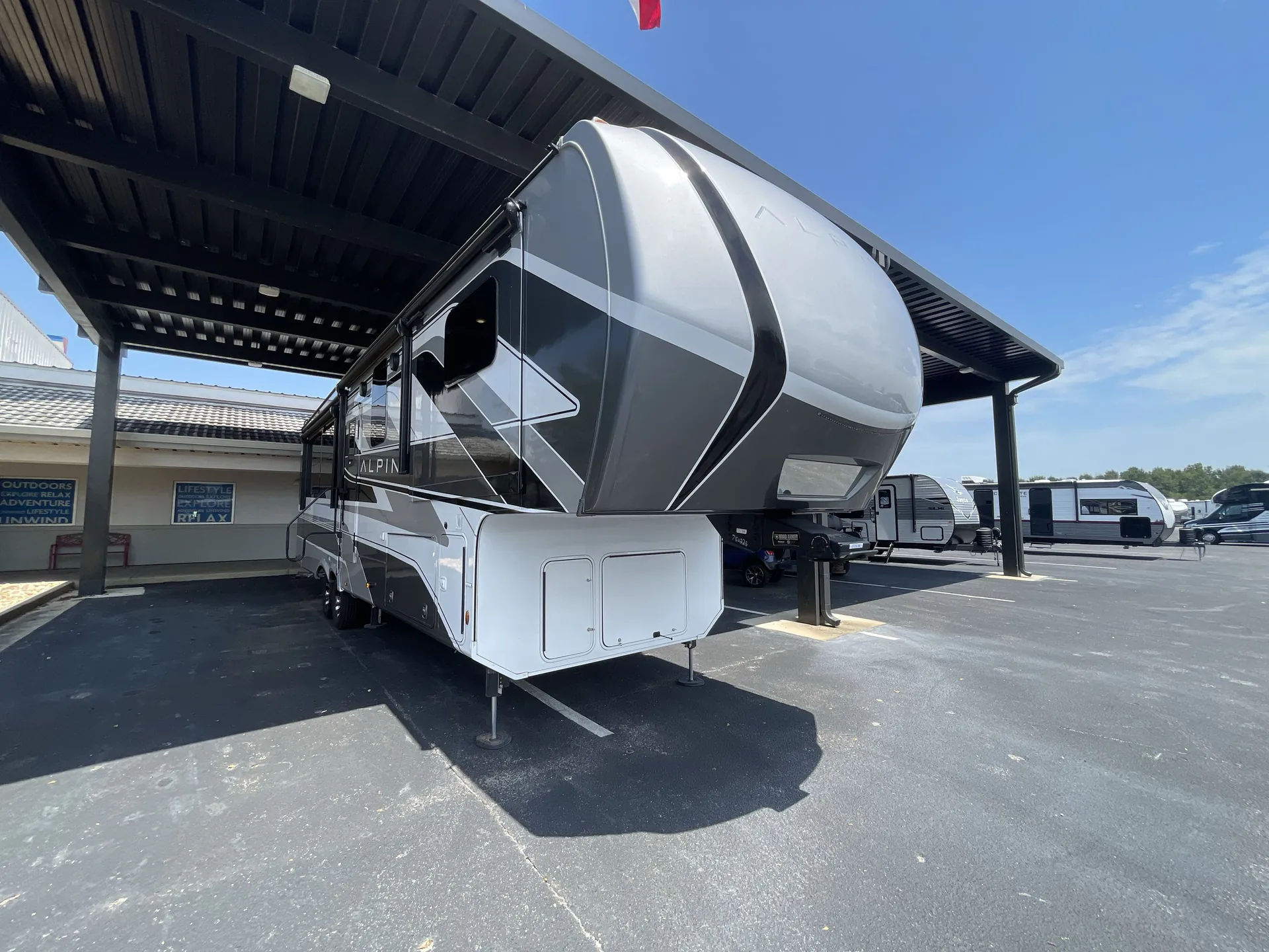 2024 Keystone Alpine 3303CK dealer photo 1 from Camping World