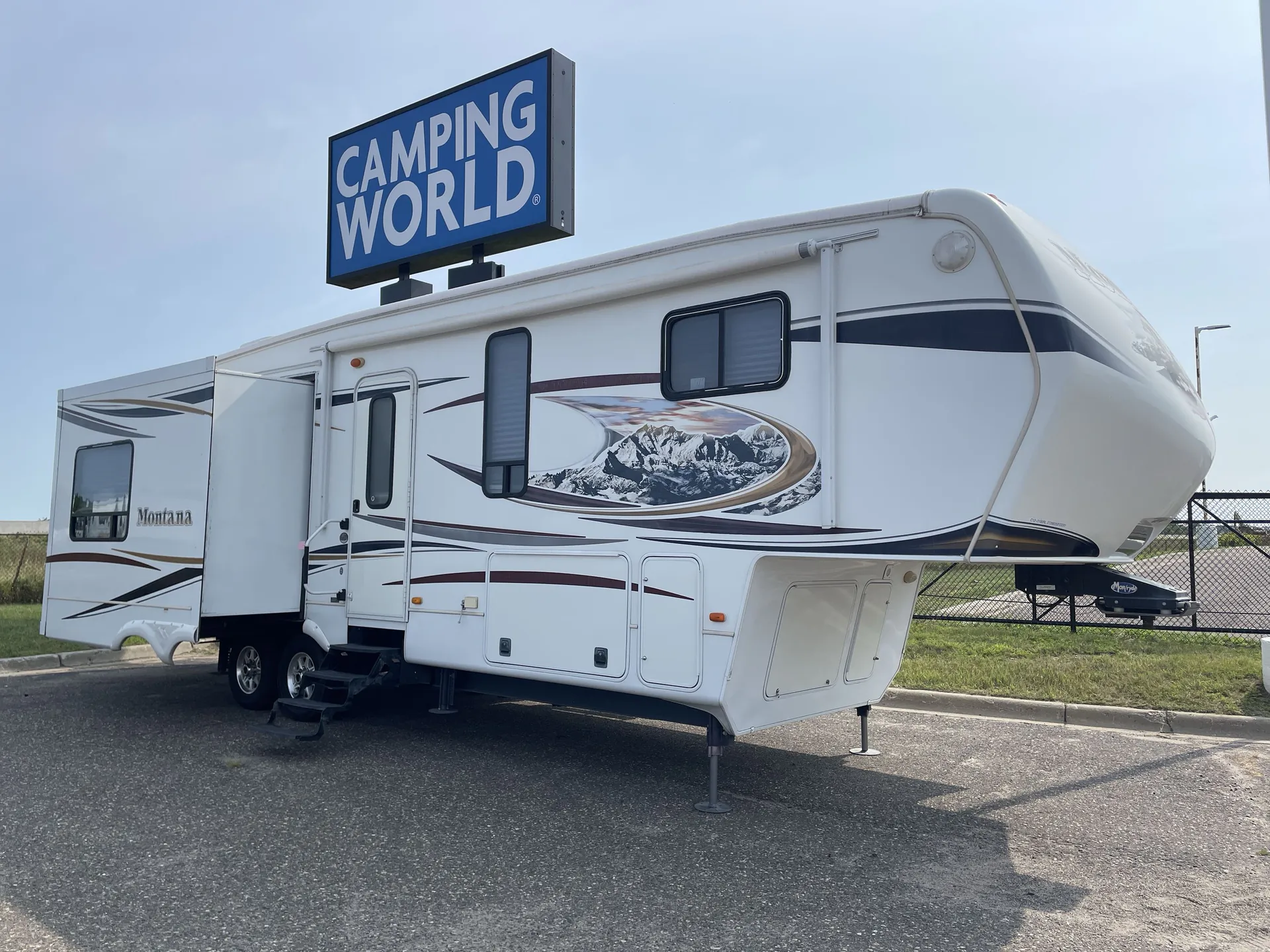 2012 Keystone Montana 3100RL - Photo 2