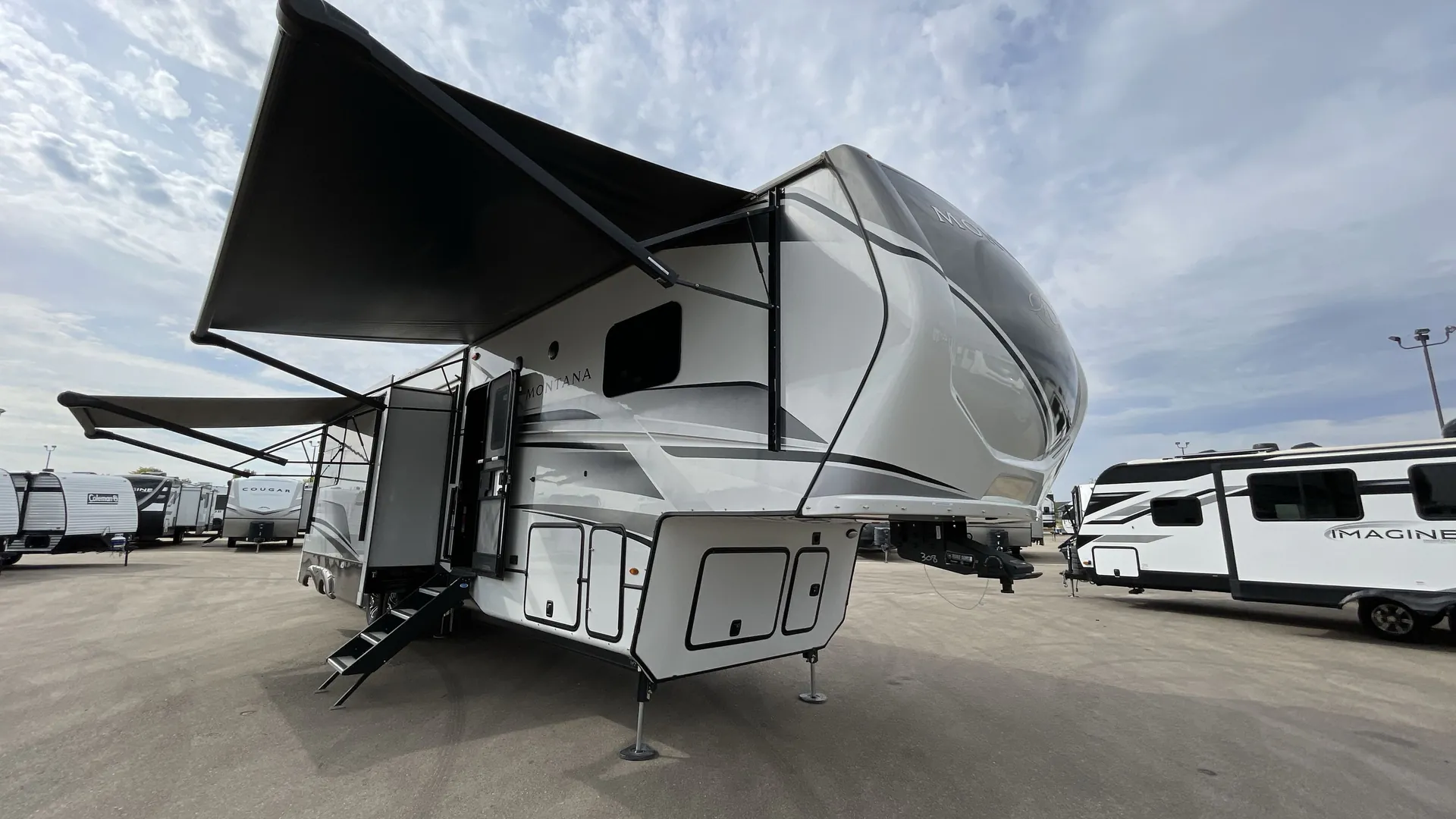 2024 Keystone Montana 3915TB - Photo 2