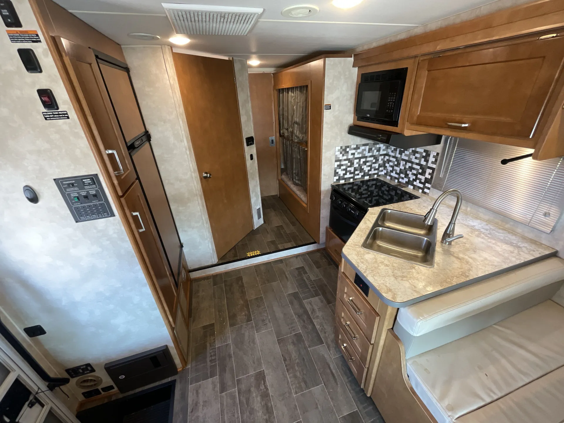 2019 Winnebago Spirit 31G — living area main
