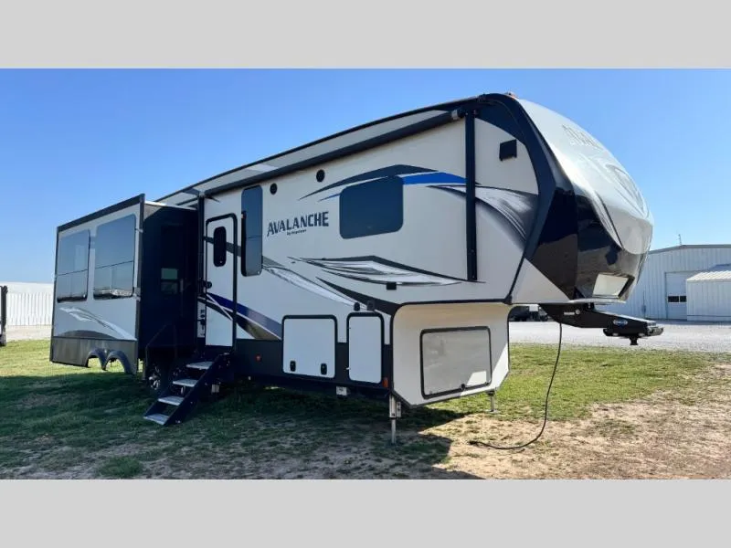 2017 Keystone Avalanche 320RS - Main photo