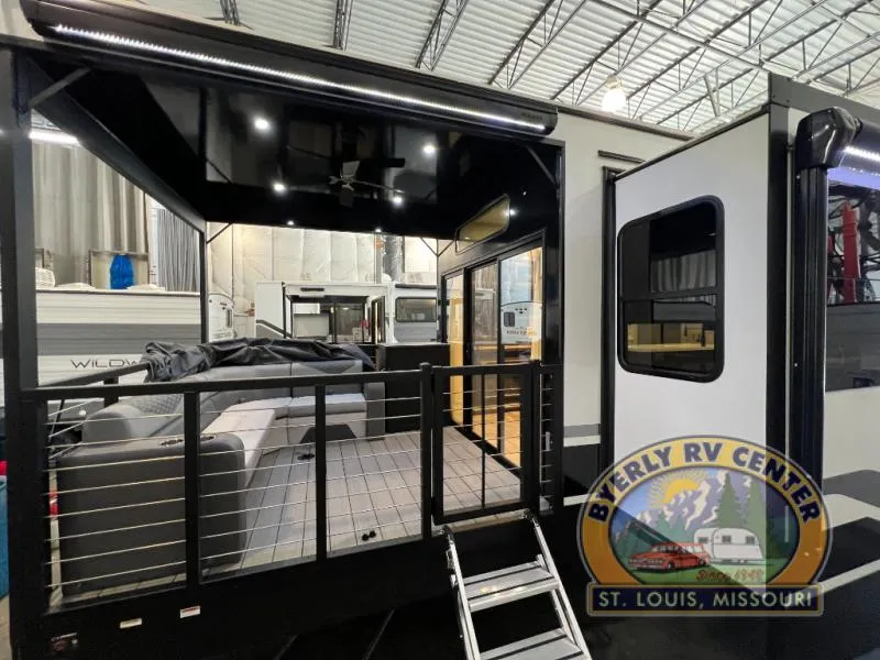 2025 Coachmen Brookstone 318RLL - Photo 4