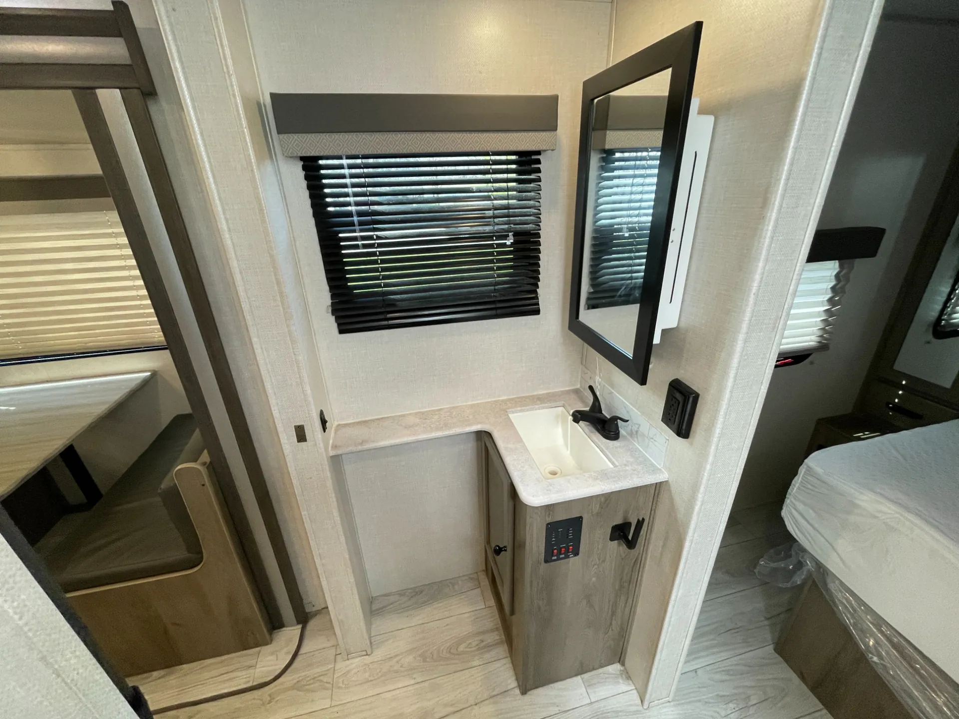 2022 Forest River Surveyor Legend 296QBLE — Photo 5