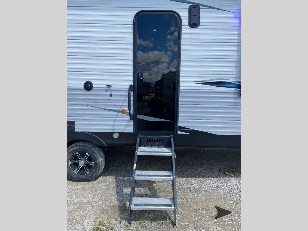 2021 Forest River Vengeance Rogue 26V, Photos photo 4
