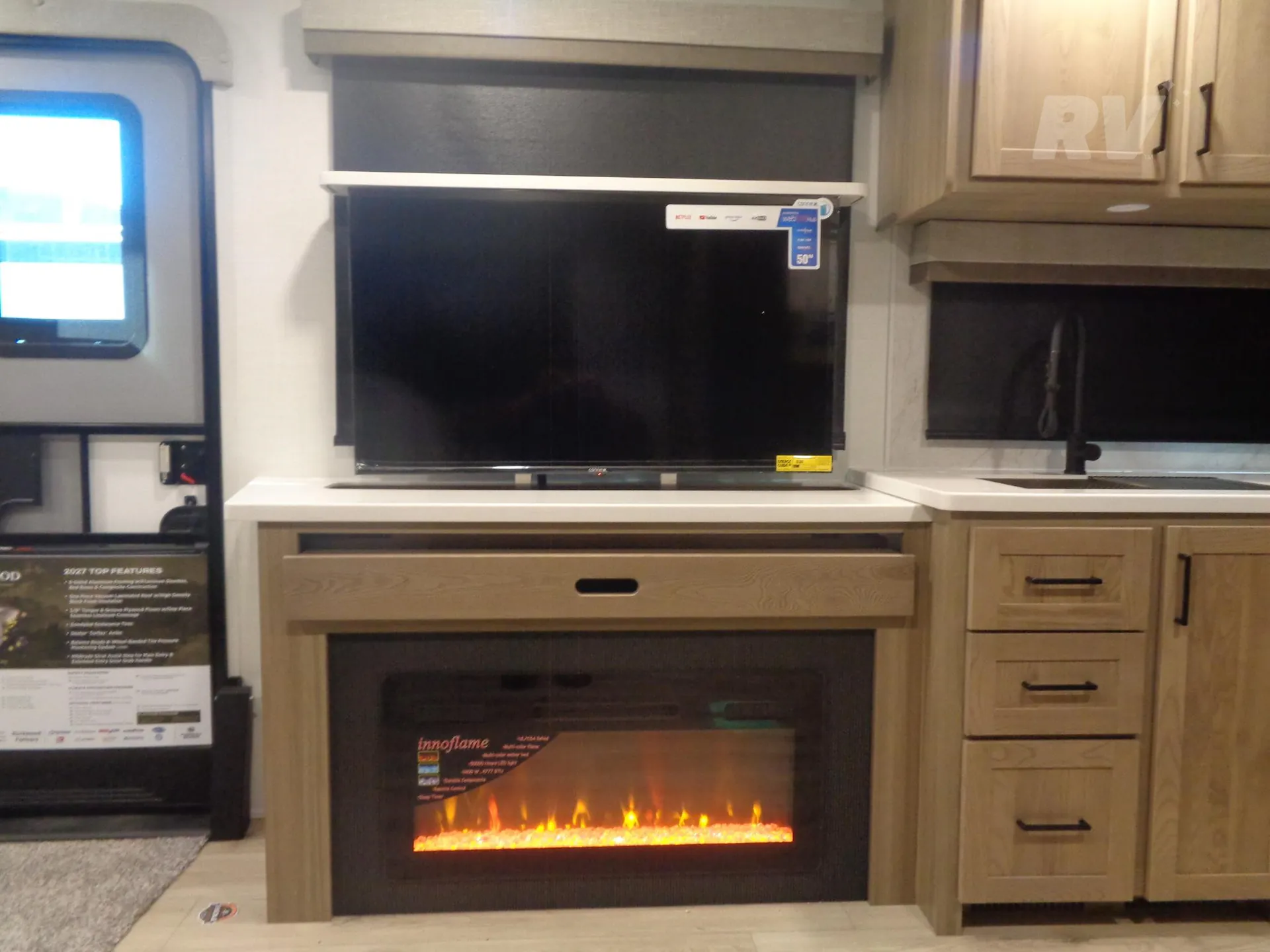 2027 Forest River Rockwood Ultra Lite 2711RK — Photo 7