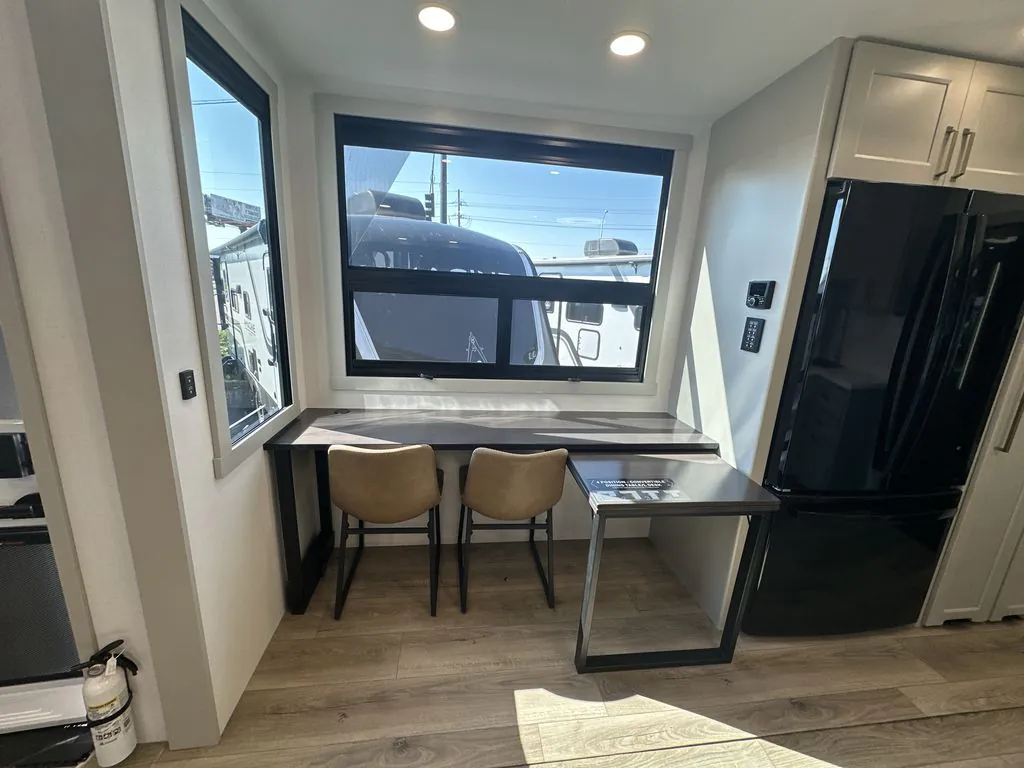 2026 Brinkley Model G 3950, Photos photo 6