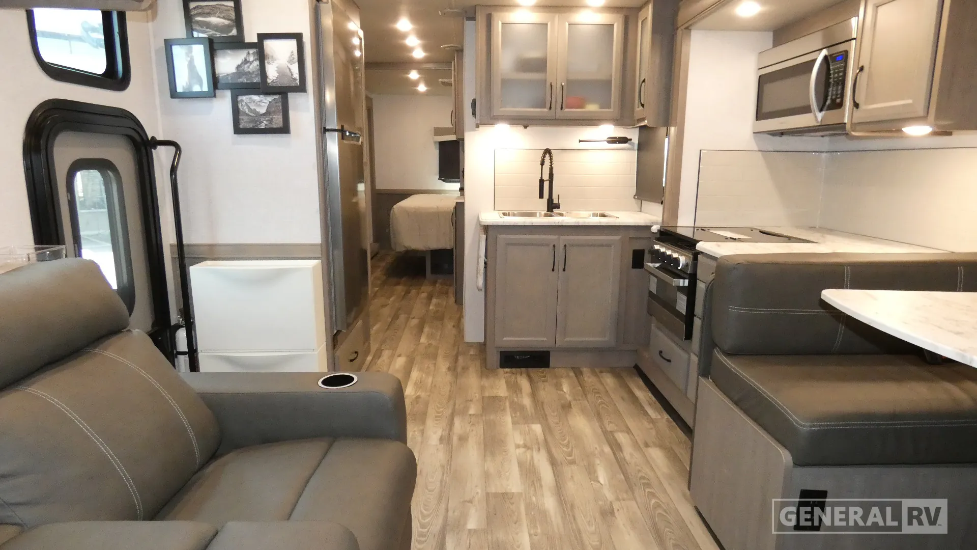 2024 Fleetwood Flair 33B6 - Photo 3