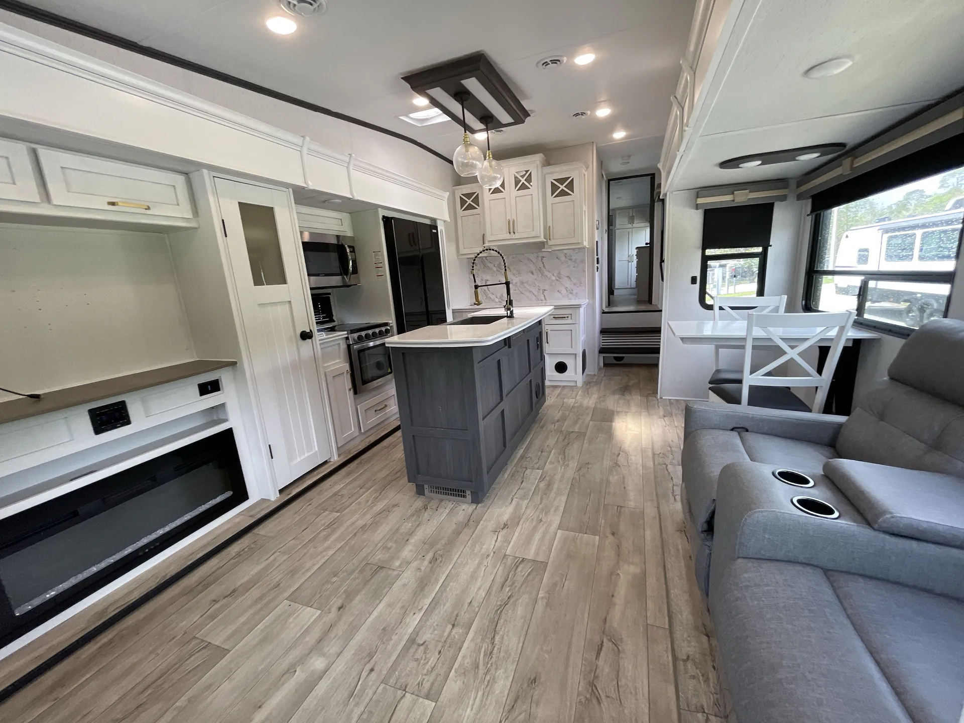 2023 Dutchmen Astoria Platinum 3173RLP — living area main