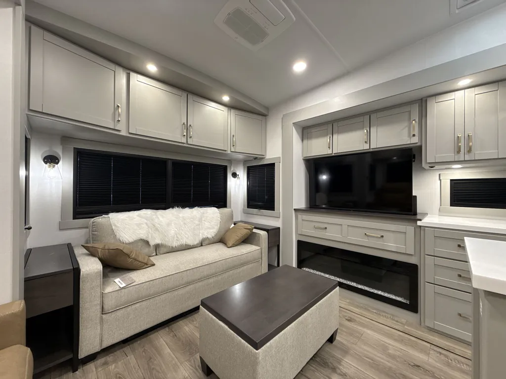 2026 Brinkley Model Z 3600, Photos photo 10
