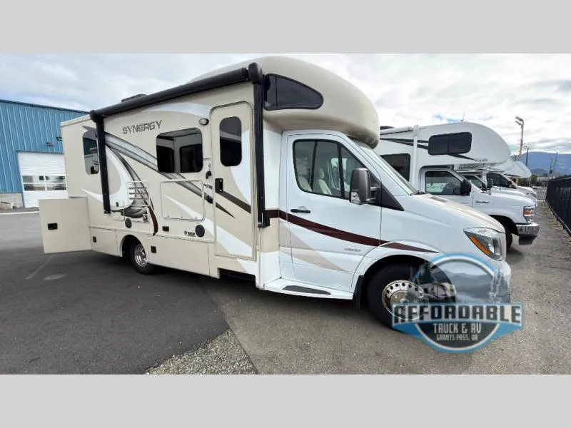 2017 Thor Motor Coach Synergy Used    SP24 - Main photo