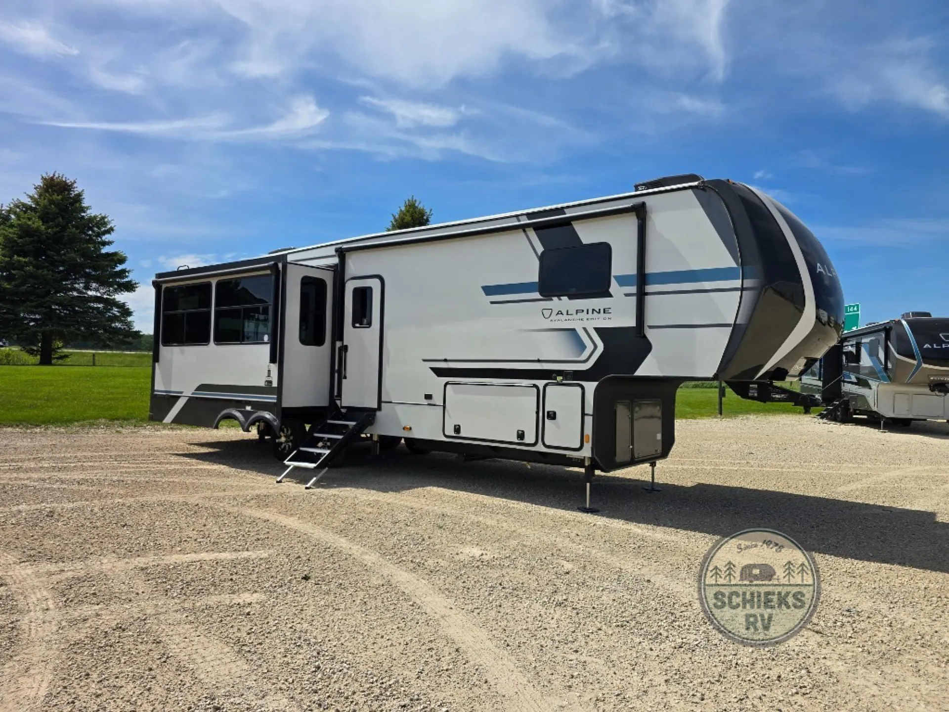 2026 Keystone Alpine Avalanche Edition 321RL - Photo 2