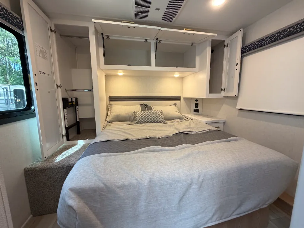 2027 Thor Motor Coach Quantum HS31, Photos photo 30