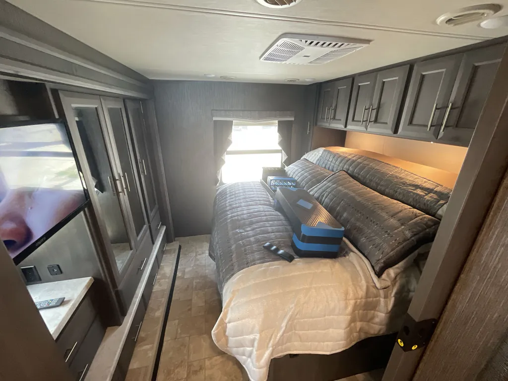 2021 Thor Motor Coach Challenger 35MQ, Photos photo 16
