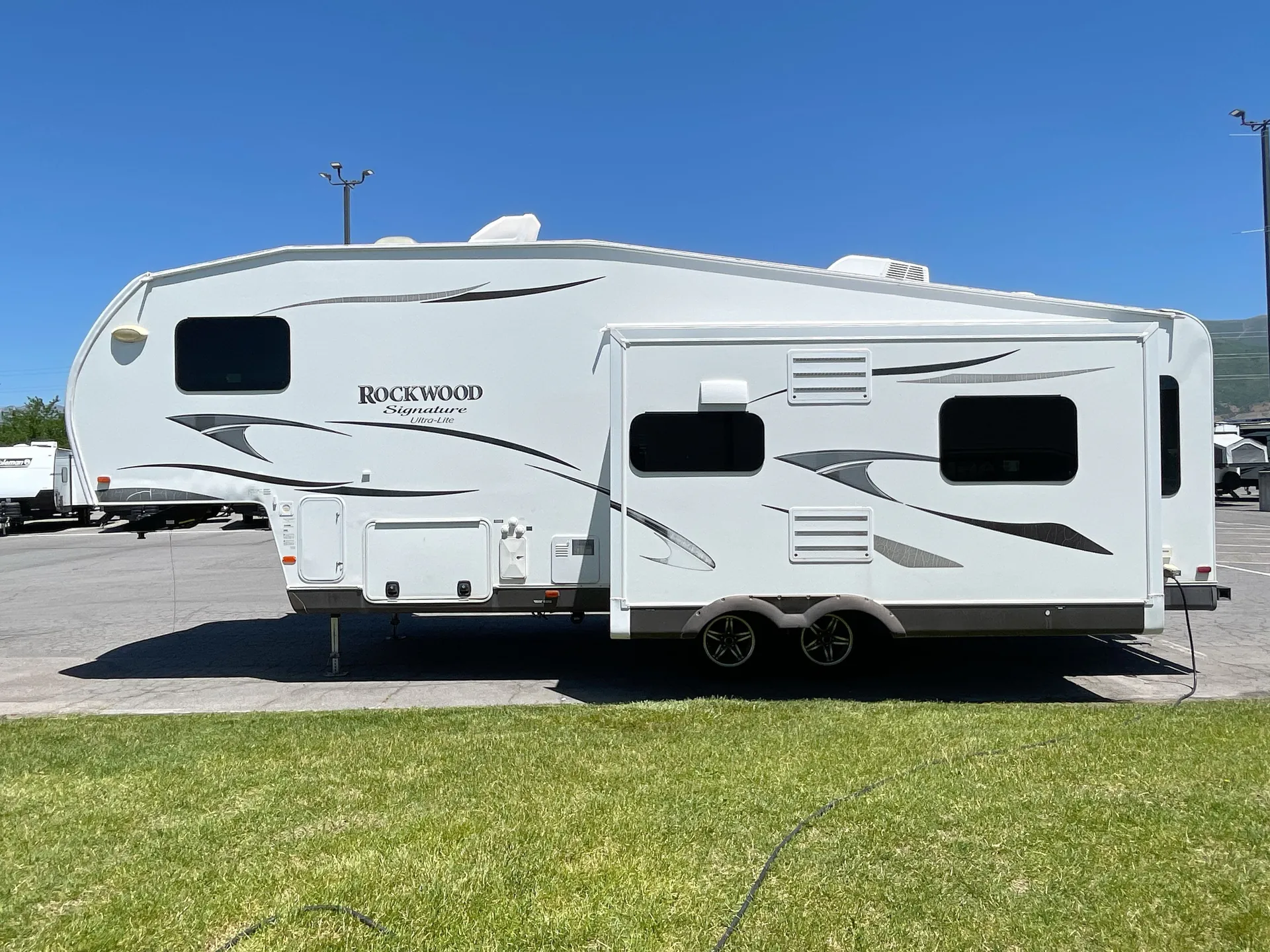 2014 Forest River Rockwood Signature Ultra Lite 8289WS — off campside