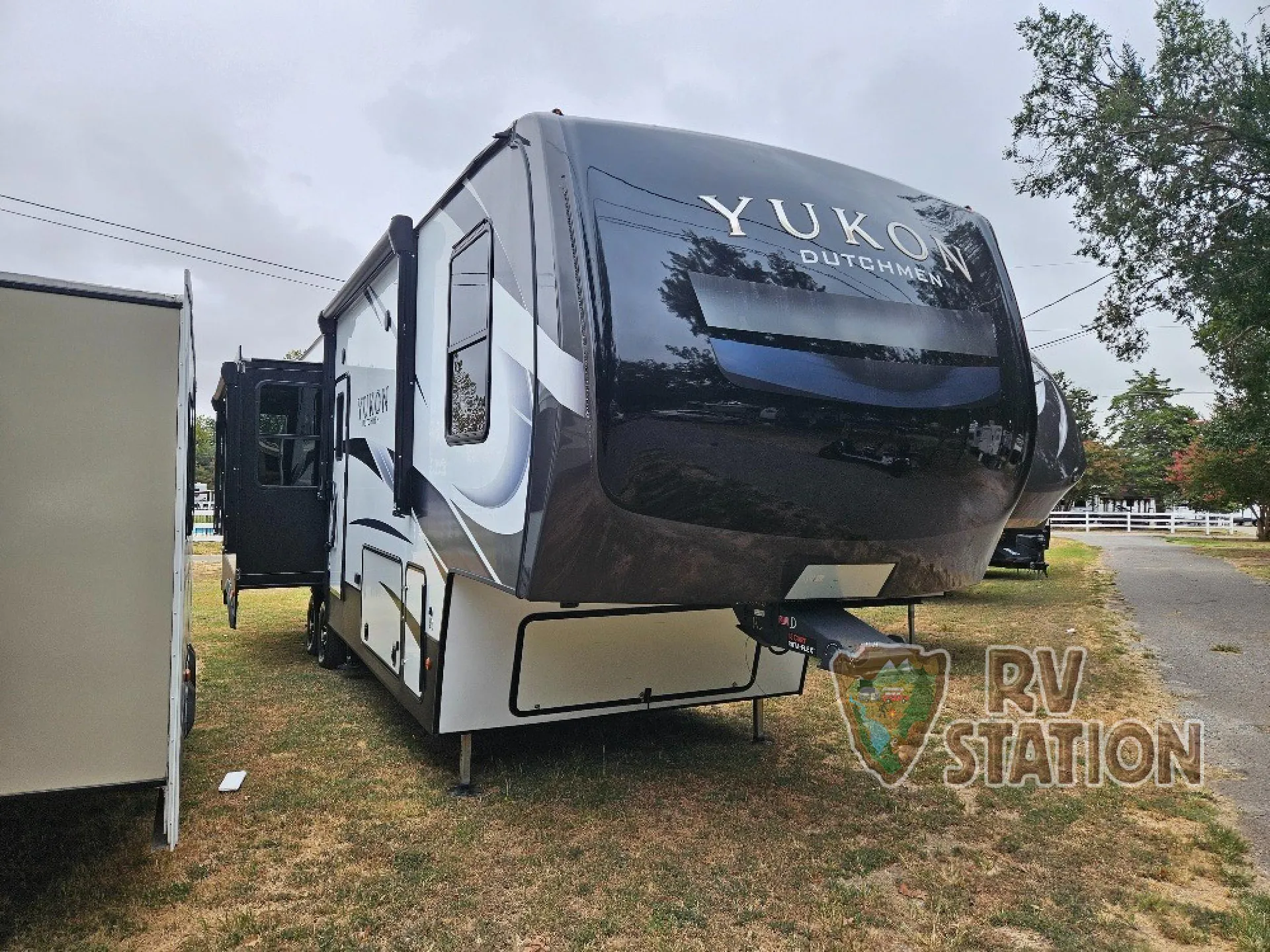 2022 Dutchmen Yukon 320RL - Photo 2