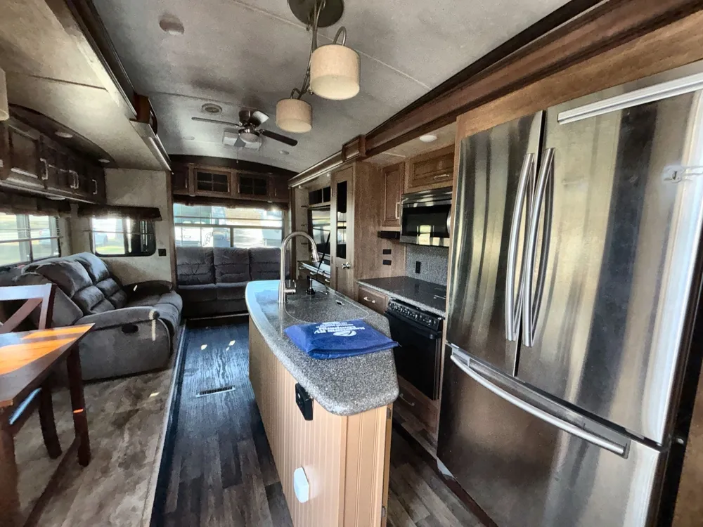 2016 Keystone Montana 3721RL - Photo 3