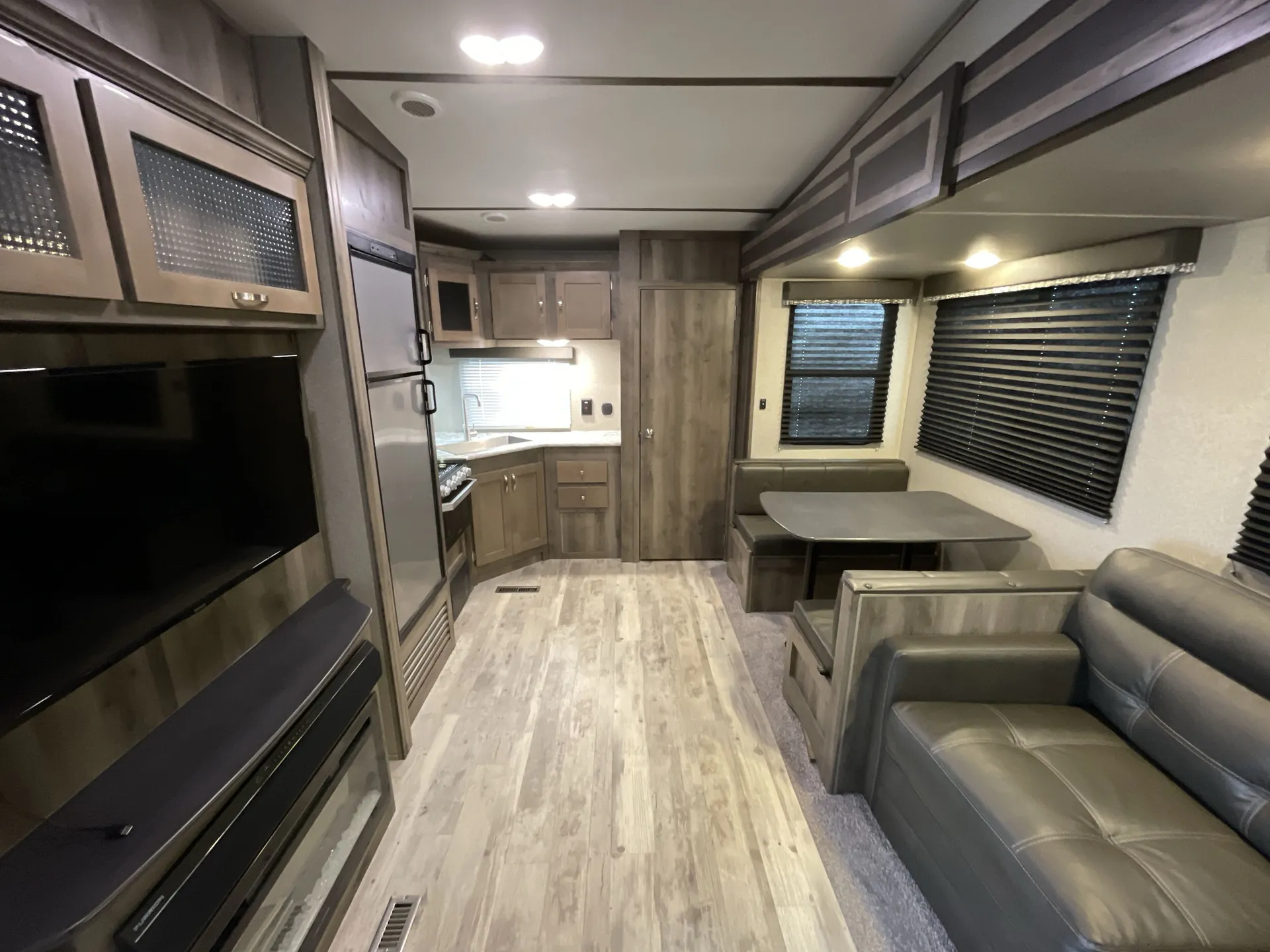 2019 Keystone Sprinter Campfire 27FWML — living area main