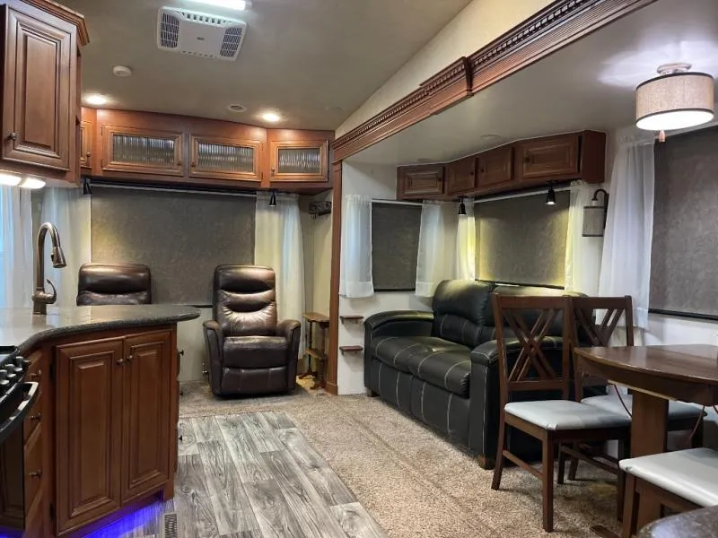 2017 Northwood Arctic Silver Fox Edition Used    29-5T - Photo 2