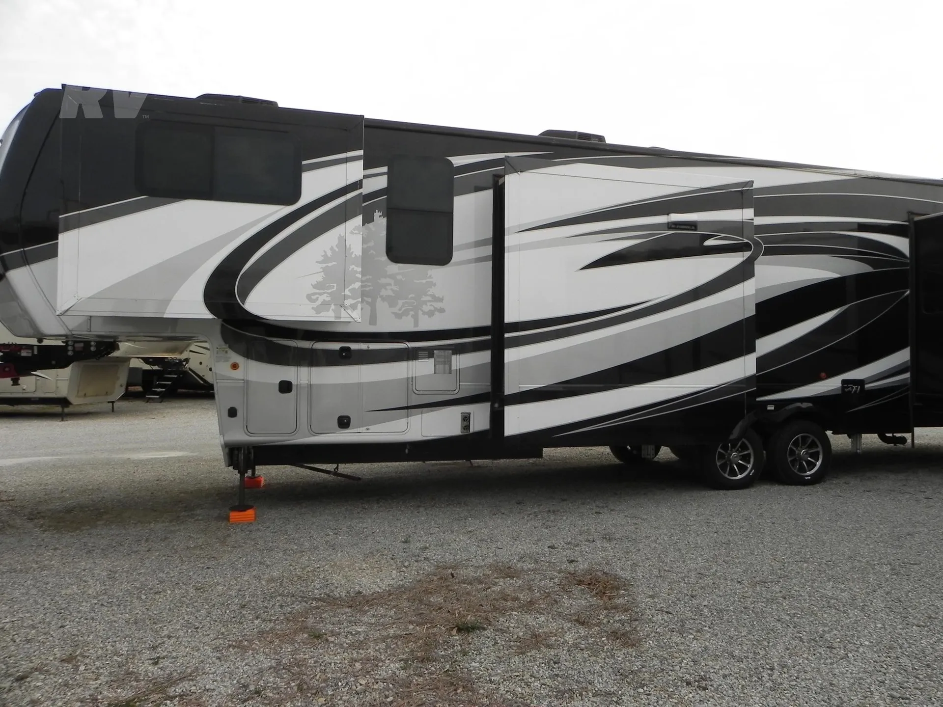 2018 CrossRoads Redwood 3941FL - Photo 4