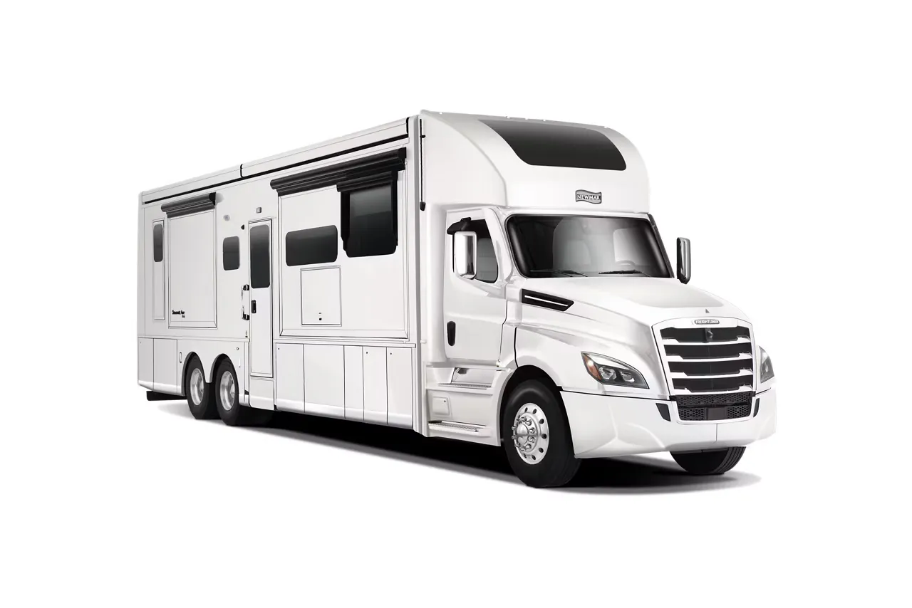 Newmar Summit Aire 4505 exterior