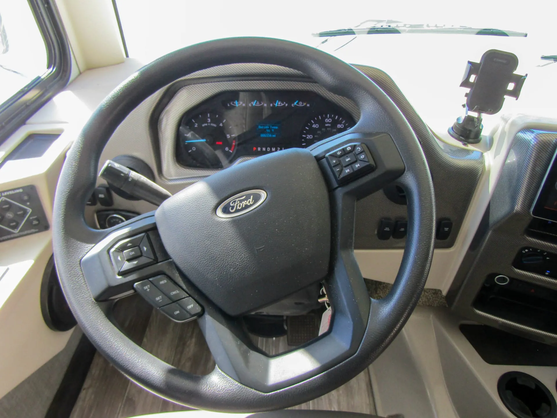 2023 Thor Motor Coach Hurricane 35M - Photo 4