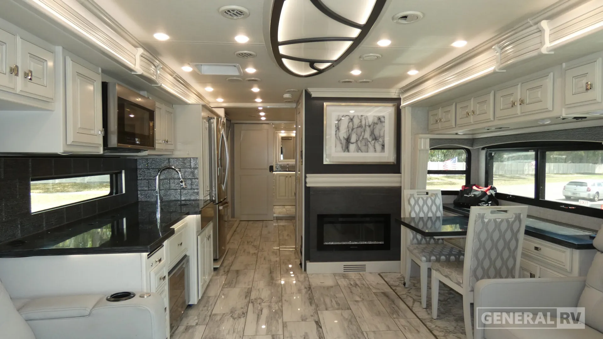 2024 Fleetwood Discovery LXE 40M - Photo 3