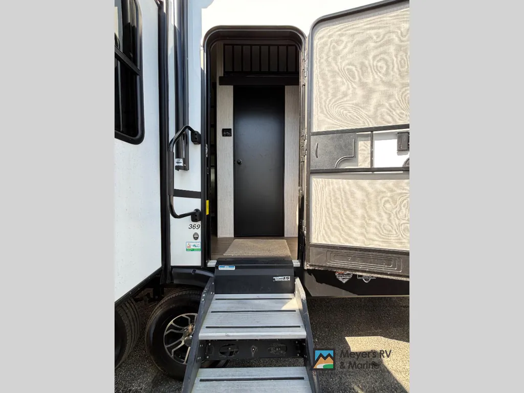 2022 Forest River Wildcat 369MBL, Photos photo 4