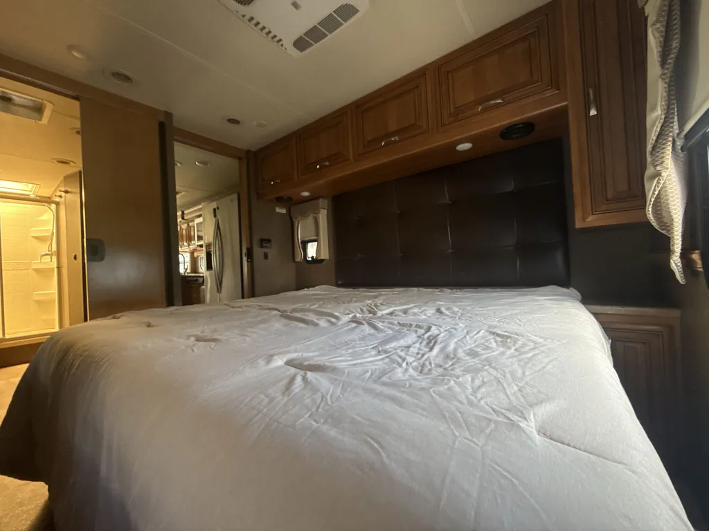 2017 Thor Motor Coach Challenger 37YT, Photos photo 16