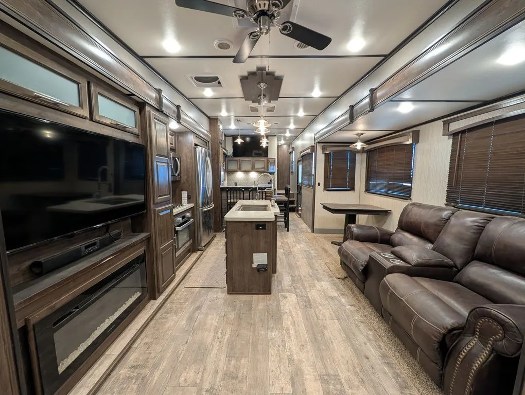 2019 CrossRoads Cameo CE3921BR dealer photo 10 from Sun City RV