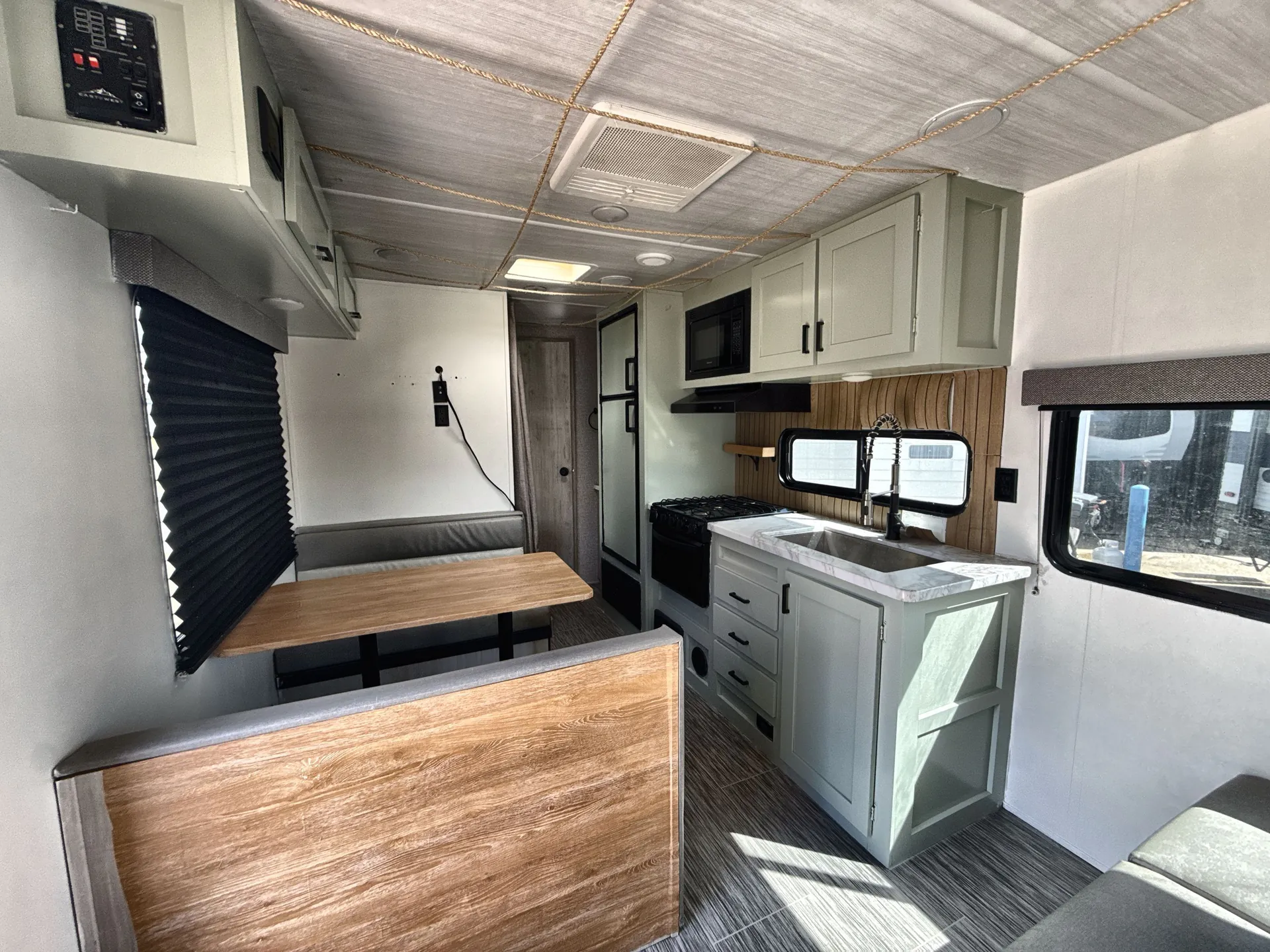 2022 East to West Silver Lake 29KBH — living area main