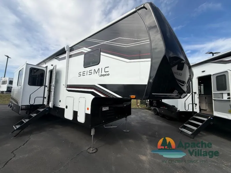 2026 Jayco Seismic 399 - Photo 2