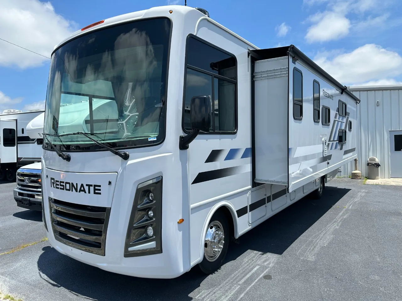 2025 Thor Motor Coach Resonate 32B - Photo 4