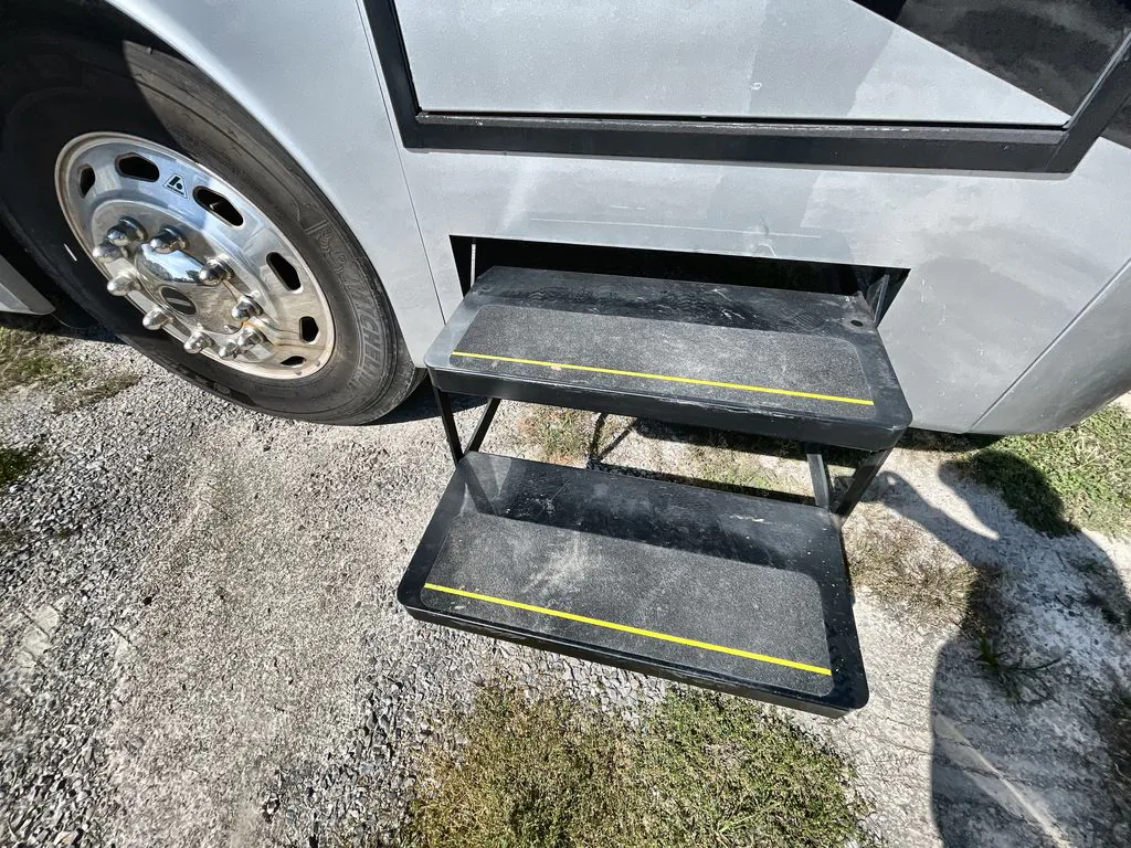 2019 Fleetwood Pace Arrow 38N - Photo 4