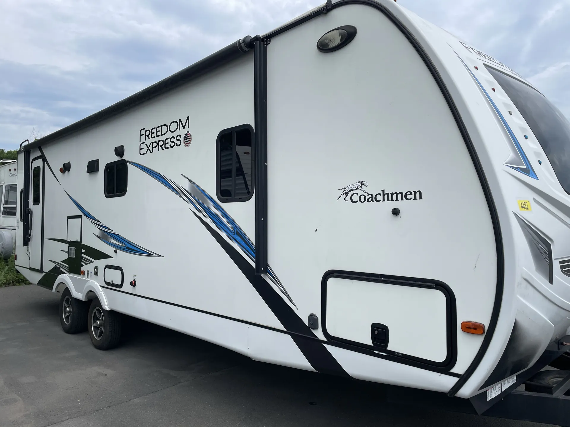 2021 Coachmen Freedom Express Liberty Edition 279 RLDSLE — campside
