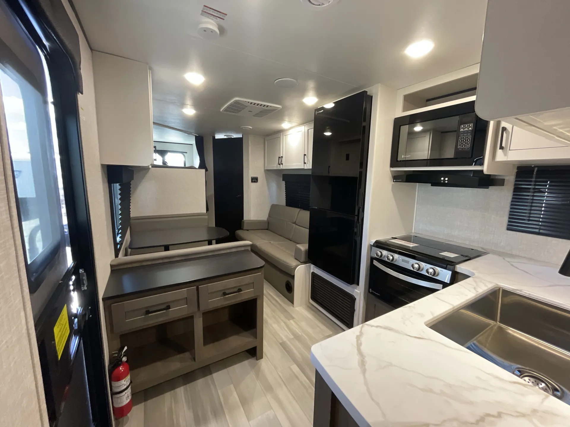 2025 Highland Ridge Open Range Conventional 27BH — living area main